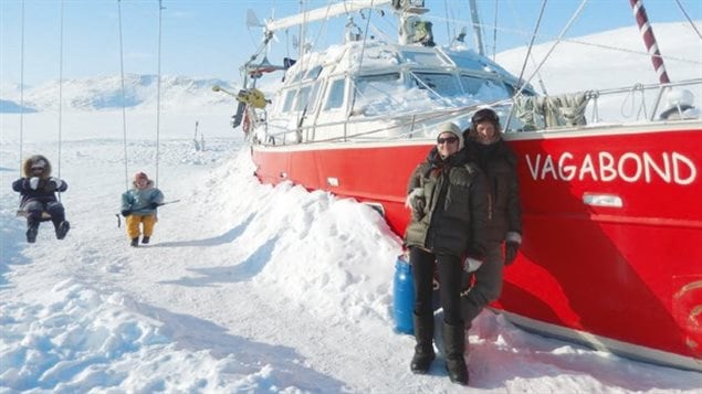 Los científicos Eric Brossier y France Pinczon du Sel y sus dos hijas Aurore y Leonie viven a bordo del velero polar Le Vagabond. 