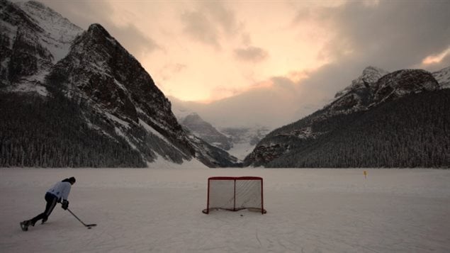 Un joueur de hockey sur patins au Lake Louise dans les Rocheuses canadiennes, dans l’ouest du Canada en décembre 2010. Cela pourrait bientôt être une chose du passé alors que le changement climatique progresse. (Shaun Meilleur / Reuters)