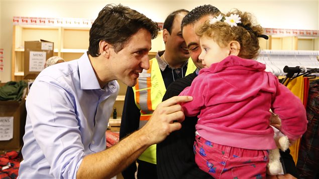 El primer ministro Justin Trudeau recibiendo a los primeros refugiados sirios a su llegada al aeropuerto Pearson en Toronto el pasado 11 de diciembre.