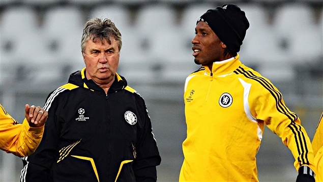 Guus Hiddinck y Didier Drogba en 2009 en Chelsea.