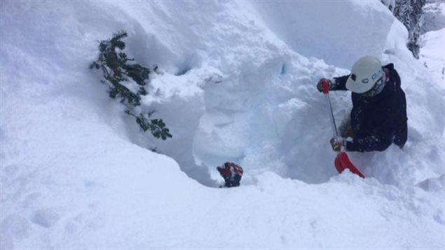 Un surfeur des neiges survit à une avalanche de plus de 46 mètres à Whisler. 