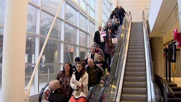 لاجئون سوريون عند وصولهم إلى مطار كالغاري في غرب كندا الشهر الفائت.