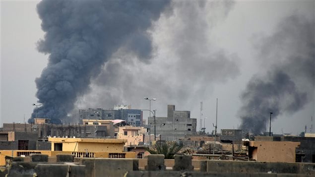 الدخان يتصاعد اليوم من مواقع لتنظيم "الدولة الإسلامية" في الرمادي جراء استهدافها من طيران التحالف الذي تقوده واشنطن فيما القوات العراقية تواصل تقدمها في وسط المدينة. 