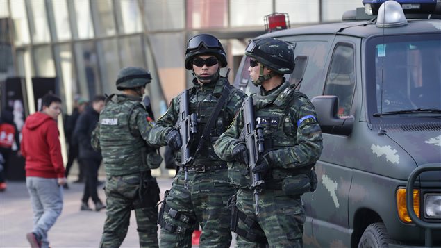 北京公安局在三里屯加强警力。