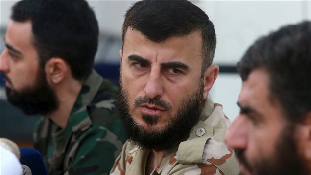 قائد "جيش الإسلام" زهران علّوش (وسط الصورة) خلال محاضرة في مسقط رأسه دوما في غوطة دمشق الشرقية في 27 آب (أغسطس) 2014.