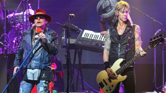 Axl Rose et Duff McKagan du groupe Guns N' Roses en spectacle le 23 avril 2014 Axl Rose et Duff McKagan du groupe Guns N' Roses en spectacle le 23 avril 2014