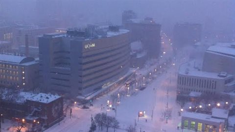 Une vue du centre-ville de Montréal - le quartier des spectacles - au petit matin de tempête hivernale.