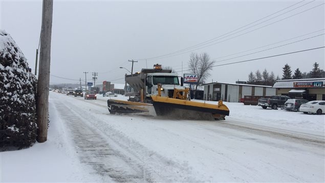 Maquinaria pesada para levantar la nieve.