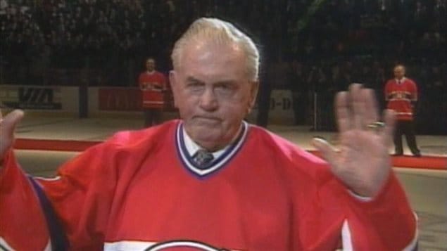 Maurice Richard reçoit une très longue ovation lors du dernier match des Canadiens au Forum le 11 mars 1996.