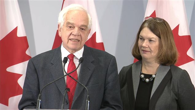 John McCallum, ministre de l’Immigration, des Réfugiés et de la Citoyenneté, et Jane Philpott, ministre de la Santé et présidente du Comité spécial chargé des réfugiés, lors d’une conférence de presse à Toronto le 31 décembre 2015.