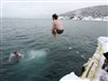 Des milliers de Canadiens plongent dans des eaux glaciales pour le Nouvel An