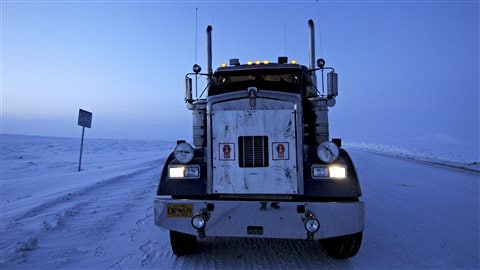 Un camion poids lourd sur une route de glace.