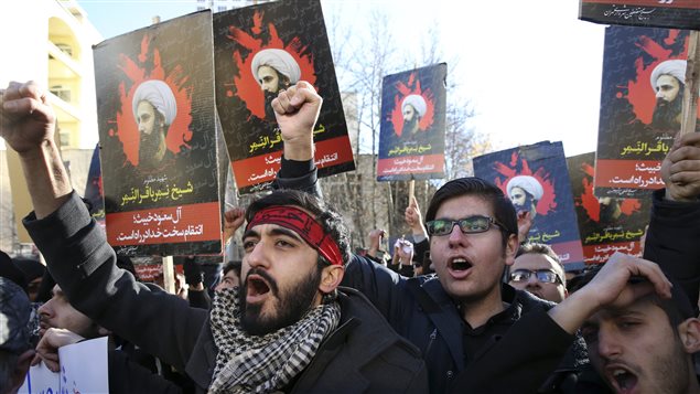 Manifestantes denuncian en Teherán la ejecución ordenada por la rígida monarquía saudita del jeque Nimr Baqr al-Nimr.