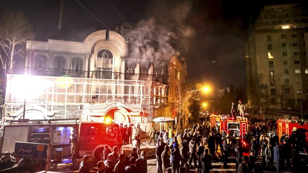 La embajada saudita en Teherán fue incendiada el 2 de enero en reacción a la ejecución del jeque chiita Nimr al-Nimr, ordenada por Arabia Saudita.