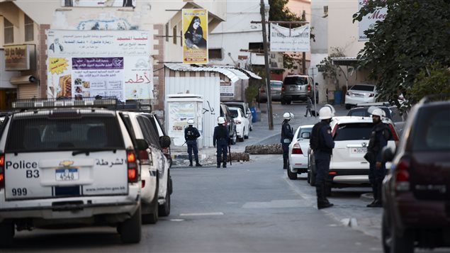 مواجهات بين الشرطة  في غرب المنامة ومتظاهرين يحتجون على إعدام رجل الدين الشيعي نمر النمر 