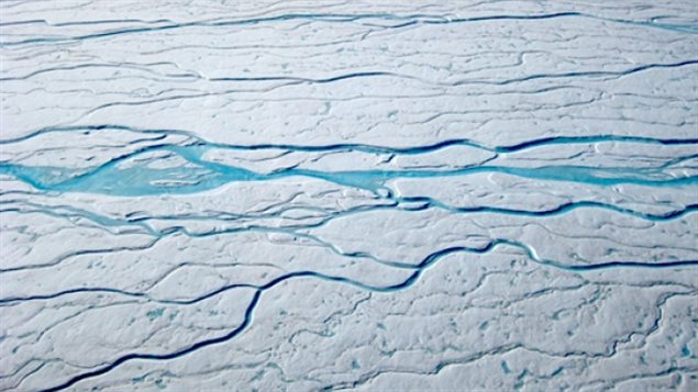 La calotte glaciaire au Groenland absorbe moins efficacement l’eau issue de la fonte des glaces.