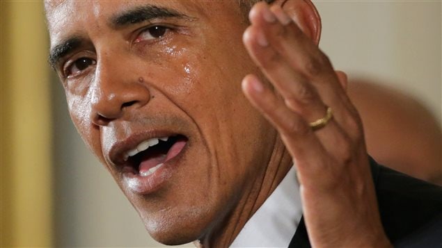 Obama no pudo contener sus lágrimas mientras evocaba a los 20 niños y 6 adultos masacrados en un tiroteo en la escuela primaria Sandy Hook Elementary School en diciembre de 2012.