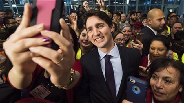 El primer ministro de Canadá, Justin Trudeau da la bienvenida a refugiados sirios en el aeropuerto de Toronto.