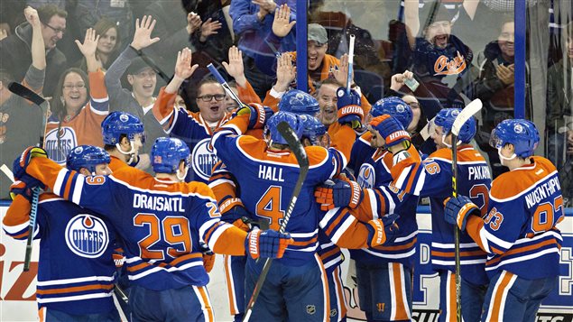 Los jugadores de los Oilers, de la ciudad de Edmonton, celebrando una victoria como visitantes. 