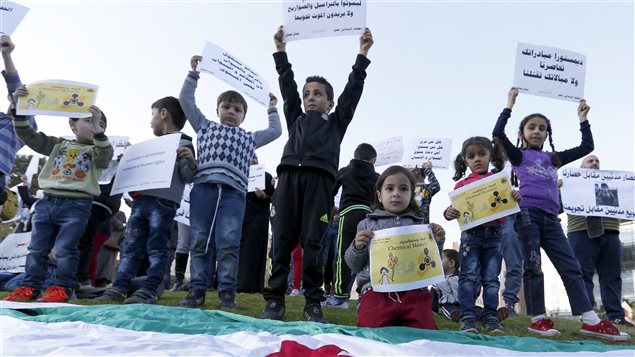 Des enfants qui crient leur ras-le-bol en face  du siège de Madaya et de Zabadani en Syrie où la famine a fait des victimes 
