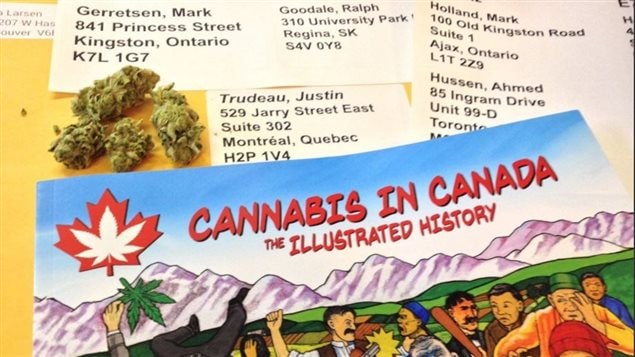 L’envoi de Dana Larsen comprend aussi un peu de lecture, soit une copie de son dernier livre, qui porte sur l’histoire de la marijuana au Canada. 