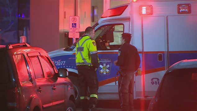 فرق الاسعاف تنقل ضحيّة الاعتداء بالطعن الذي وقع  في مقرّ الخدمات الاداريّة التابع لشركة آر كندا