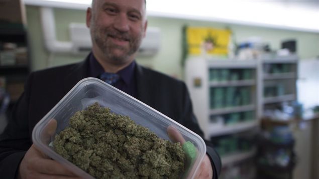 Dana Larsen, un militant bien connu en Colombie-Britannique a indiqué avoir envoyé un gramme de marijuana aux 184 députés libéraux du pays.Photo: Jonathan Hayward La Presse canadienne