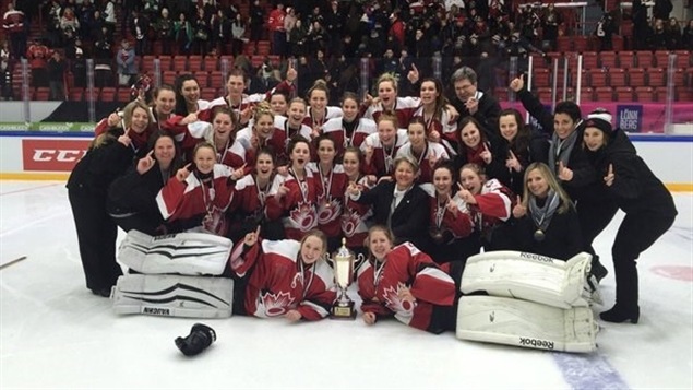 L'équipe canadienne des moins de 21 ans célèbre sa victoire en finale du mondial junior. L'équipe canadienne des moins de 21 ans célèbre sa victoire en finale du mondial junior.