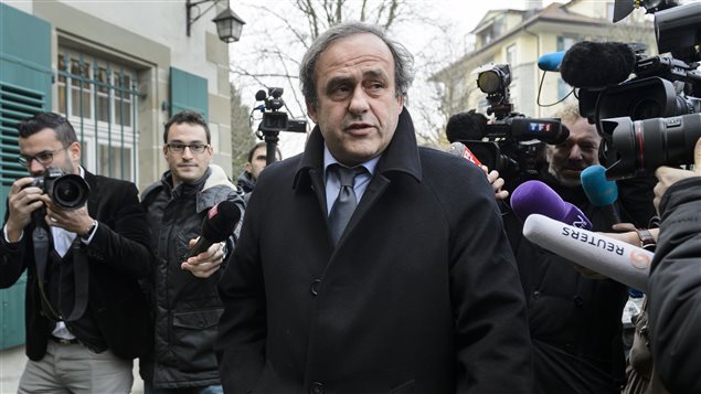 Michel Platini, le président de l'UEFA sui de loin l'élection du nouveau président de la FIFA