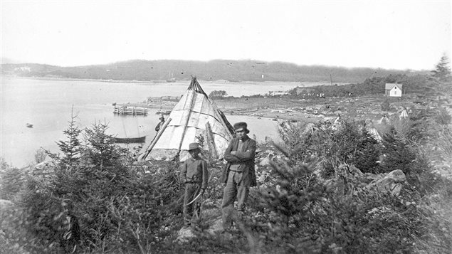 Cette photo qui date d’environ 1871 montre des membres de la communauté micmaque de Turtle Cove, près d’Halifax.