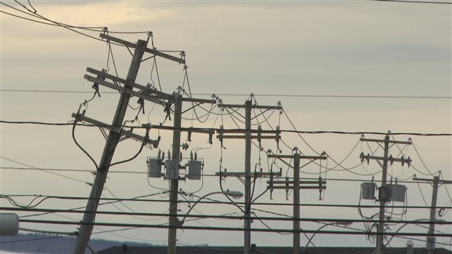 À Rimouski, un poteau d’Hydro-Québec a flanché sous les vents violents.