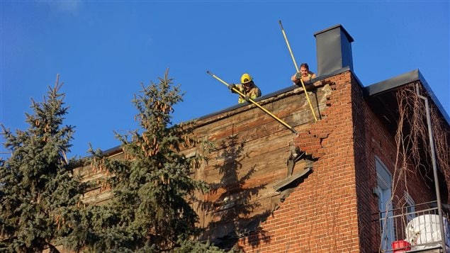 Un mur de brique qui s'est en partie effondré sous la force des vents, sur le Plateau-Mont-Royal Un mur de brique qui s'est en partie effondré sous la force des vents, sur le Plateau-Mont-Royal