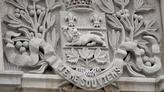 En 1883, l'architecte Eugène-Étienne Taché fait graver dans la pierre l'énigmatique devise Je me souviens juste en dessous des armoiries du Québec, qui se trouvent au-dessus de la porte principale du nouveau Parlement à Québec.