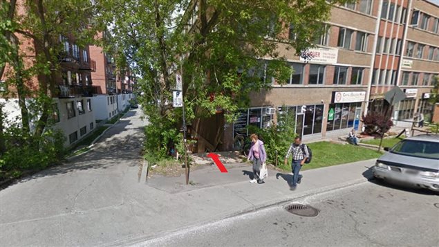 Red arrow points to steps leading down to the Wheel Club. Easily missed, a dedicated fan base of amaterur performers and fans the old time country music certainly know where to find it at 3373 Cavendish in Montreal