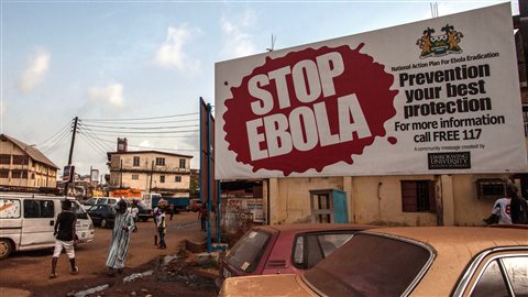 Une affiche faisant la promotion de la prévention conre le virus Ebola à Freetown, en Sierra Leone (15 janvier 2016)
