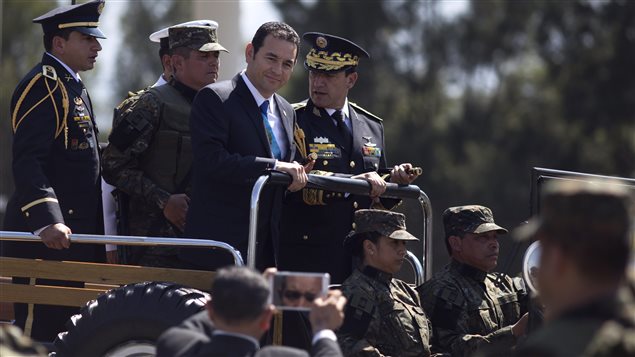 El recién posesionado presidente de Guatemala Jimmy Morales acompañado del ministro de Defensa Williams Mansilla. El nuevo mandatario asume un país fuertemente golpeado por la corrupción,la pobreza y los grupos criminales. 