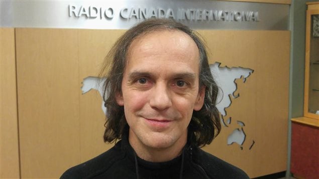 Norman Raymond, miembro del grupo de música indígena contemporánea canadiense The Buffalo Hat Singers.