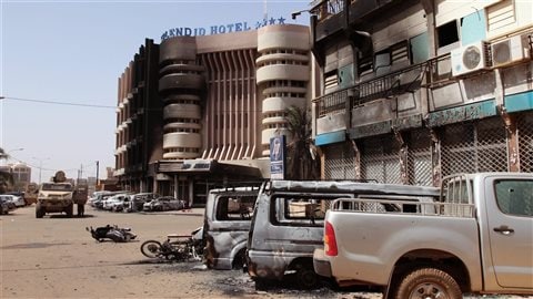 Des automobiles brûlées près de l’hôtel Splendid, après l’attaque d’un commando terroriste à Ouagadougou, au Burkina Faso