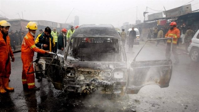 Intervención de los bomberos después del ataque suicida en Peshawar, Pakistán. 