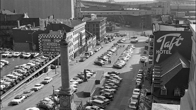 Place Jaques-Cartier, le 23 octobre 1962. Photo par Rhéal Benny. Place Jaques-Cartier, le 23 octobre 1962. Photo par Rhéal Benny.