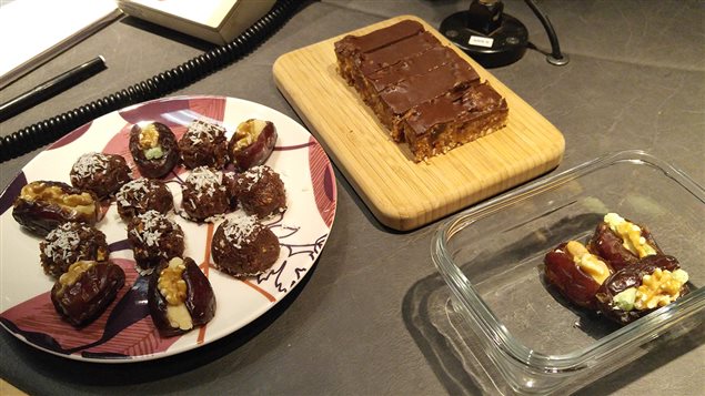 Les bouchées sucrées préparées par Hélène Laurendeau : dattes farcies à la pâte d’amande et noix, boule d’énergie, barres crues amandes noix de coco et chocolat Les bouchées sucrées préparées par Hélène Laurendeau : dattes farcies à la pâte d’amande et noix, boule d’énergie, barres crues amandes noix de coco et chocolat