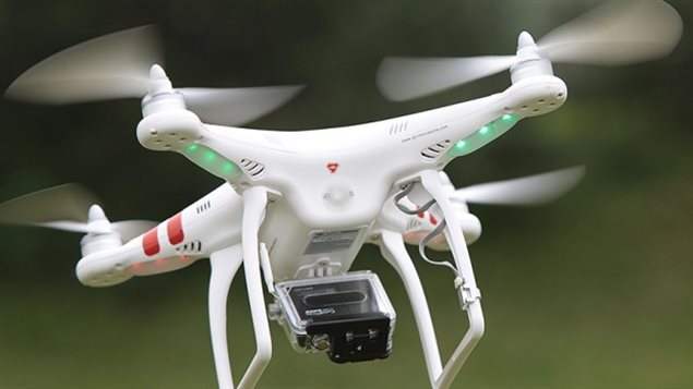 Les drones sont de plus en plus populaires, mais sont assujettis aux lois, comme d'autres aéronefs légers. Les drones sont de plus en plus populaires, mais sont assujettis aux lois, comme d'autres aéronefs légers.
