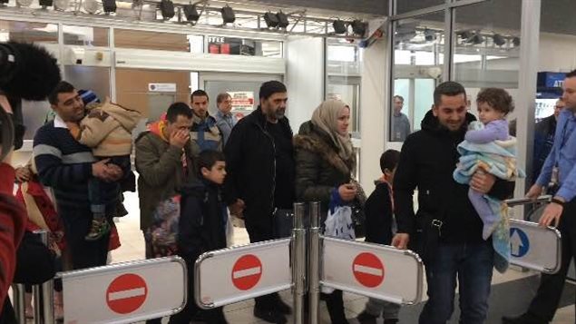 لاجئون سوريون لدى وصولهم إلى ساسكاتون في وسط غرب كندا