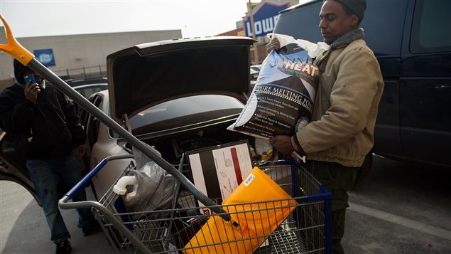Les gens ont vidé les magasins, pour faire leurs provisions avant l'arrivée de la tempête.