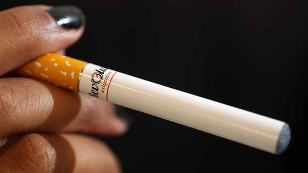 Une cigarette électronique en plastique aux allures d'une cigarette traditionnelle Une cigarette électronique en plastique aux allures d'une cigarette traditionnelle