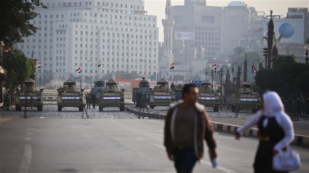 آليّات الجيش تقطع طريق ساحة التحرير في القاهرة  في وجه المتظاهرين في 5-12-2014