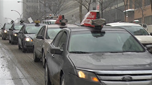 Un règlement de la ville de Montréal sur la question vestimentaire des chauffeurs de taxi crée la polémique et incite certains chauffeurs à  solliciter les tribunaux