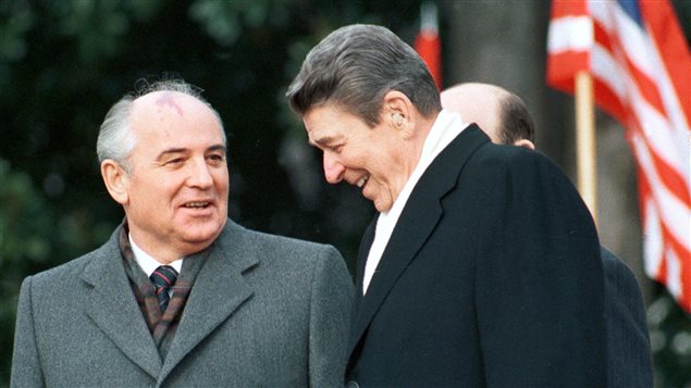 Le président américain Ronald Reagan lors d'une visite à la Maison blanche du dirigeant de l'URSS, Mikhaïl Gorbatchev, en 1987 Le président américain Ronald Reagan lors d'une visite à la Maison blanche du dirigeant de l'URSS, Mikhaïl Gorbatchev, en 1987