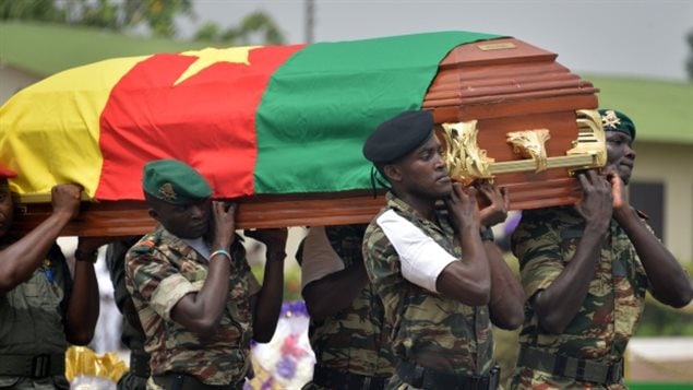 Soldados cameruneses llevan a la tumba a un compañero muerto en enfrentamientos contra Boko Haram en el norte del país en marzo de 2015.