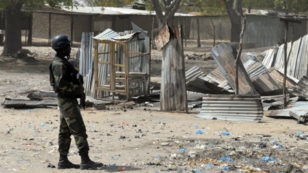 Soldado camerunés en el pueblo de Fotokot en la frontera con Nigeria después de enfrentamientos contra insurgentes de Boko Haram en febrero de 2015.